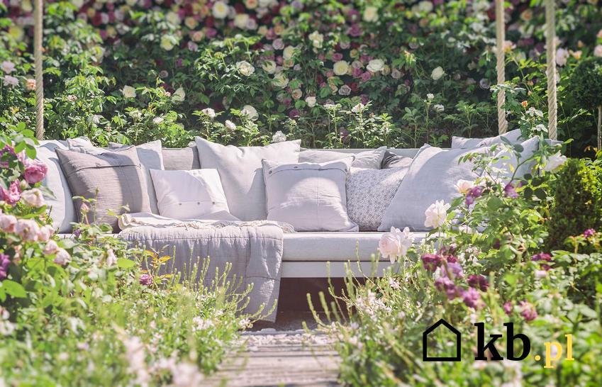 Jasne poduszki ogrodowe na meble ogrodowe w postaci tapiecerowanej ławki idealnej na taras lub balkon
