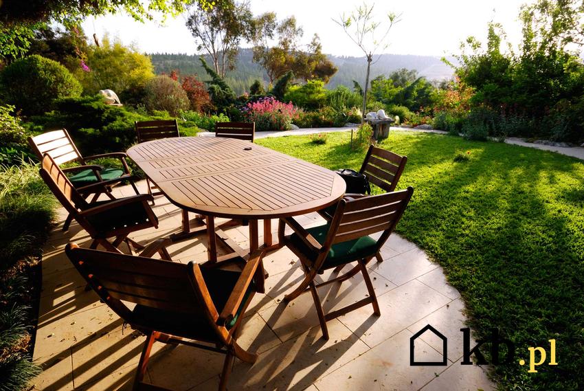 Meble ogrodowe z Obi, czyli zestawy ogrodowe stoliki i krzesła na tle zachodzącego słońca, a także meble ogrodowe z OBI i ich ceny