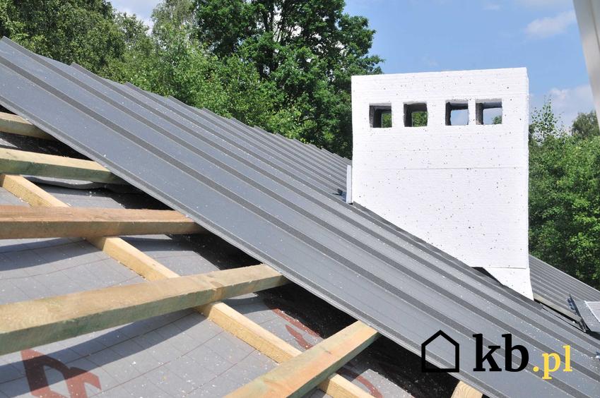 Membrana do budowy więźby dachowej to bardzo często wykorzystywany sposób. Jest wiatroszczelna i chroni poddasze przed wilgocią.
