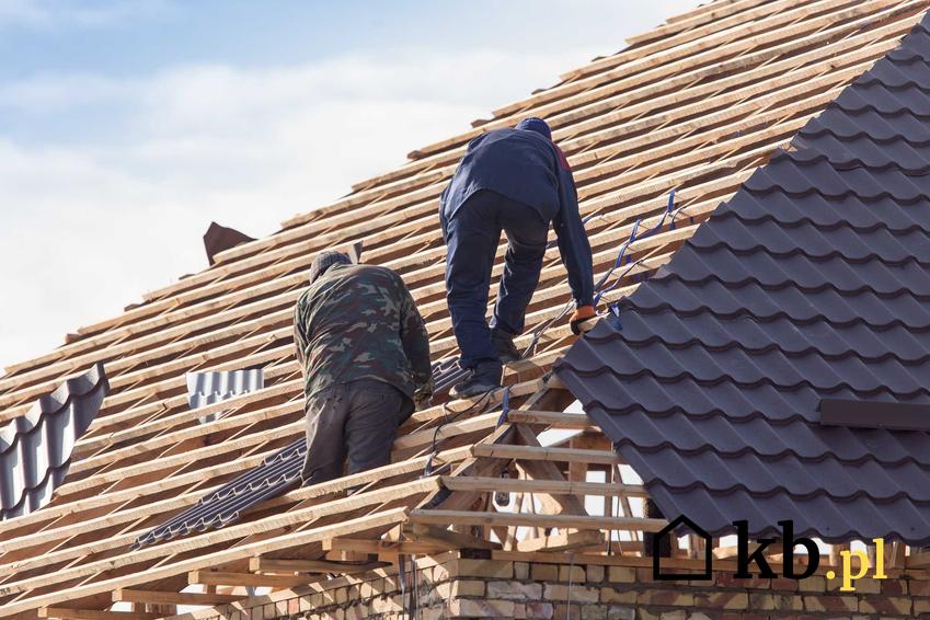 Mężczyźni podczas prac przy budowe dachu. Dach krokwiowo-jętkowy podczas wykańczania konstrukcji krok po kroku