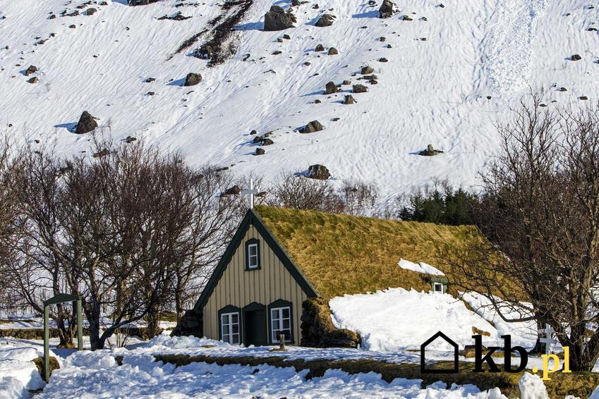 Chatka w zaśnieżonych górach. Mieszkanie dla freelancera zimą w górach oraz gdzie warto mieszkać zimą