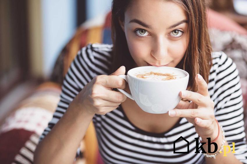 Młoda kobieta podczas picia kawy. Porady, jaki ciśnieniowy ekspres do kawy warto wybrać i polecane marki.