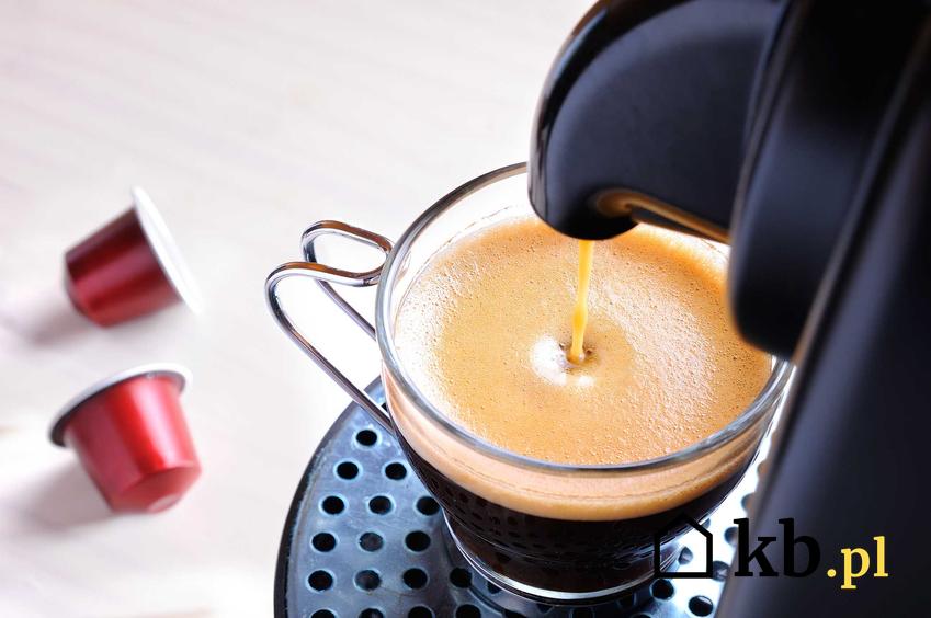 Ekspres na kapsułki podczas przygotowywania pysznej kawy oraz porady dotyczące wyboru i najlepszy ekspres ciśnieniowy