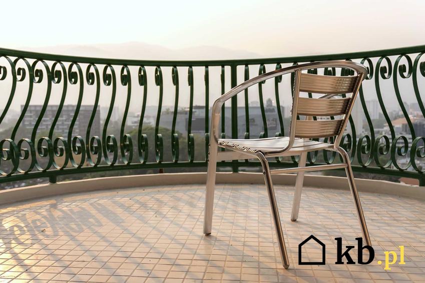 Płytki na balkon mogące też służyć jako płytki na taras oraz krzesło na balkonie, a także najlepsze płytki na balkon