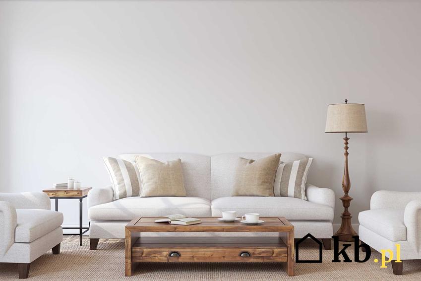 Meble w stylu prowansalskim do salonu, czyli jasna sofa i fotele oraz drewniany stolik kawowy i ich ceny i jakość