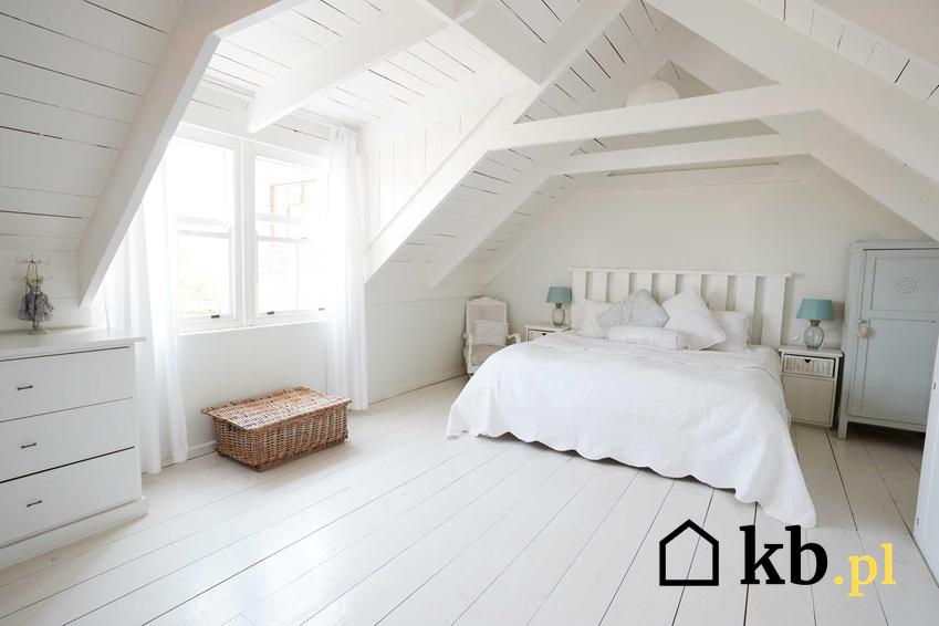 Sypialnia w stylu prowansalskim na poddaszu cała w odcnieniach bieli, czyli klasyczna prowansalska sypialnia
