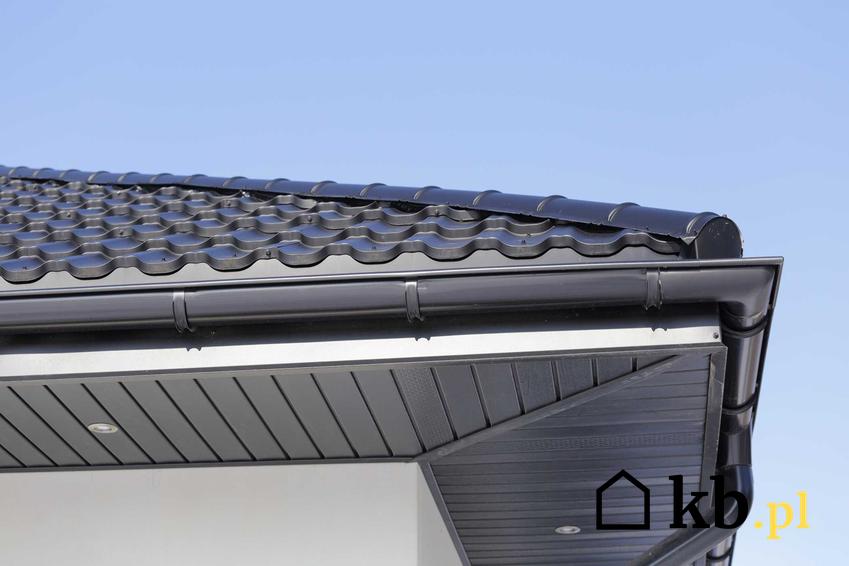 Rynny dachowe PCV i rury spustowe plastikowe na dachu, czyli systemy rynnowe dachowe, ceny, producenci i rodzaje rynien