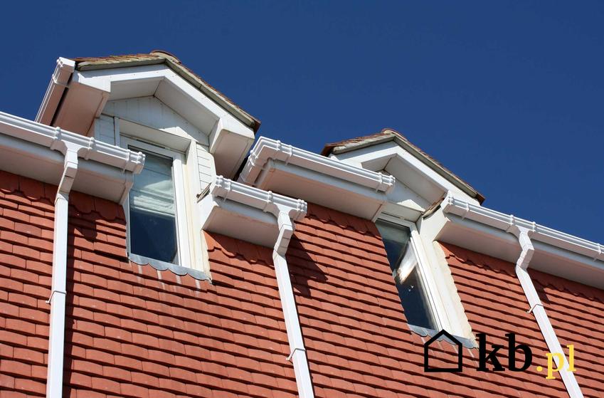 Rynny kwadratowe czy też rynny prostokątokątne na dachu domu oraz polacane orynnowanie kwadratowe krok po kroku