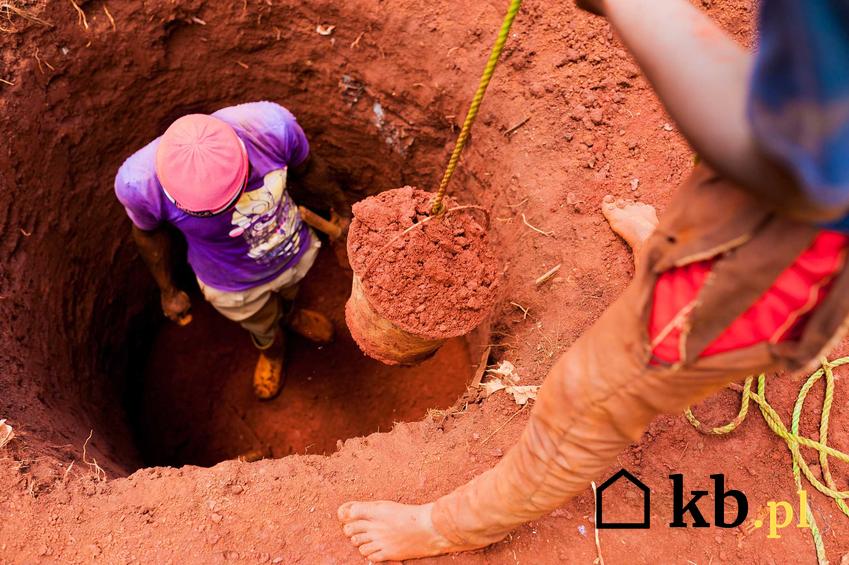 Kopanie studni kręgowej przez mężczyzn oraz wiercenie ręczne studni, a także cena kopania studni za pomocą koparek lub wiertła.