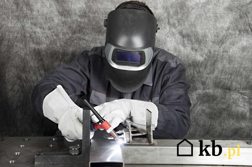 Mężczyzna podczas spawania aluminium, czyli spawarka do aluminium oraz spawarka tig do aluminium, technologia i zastosowanie
