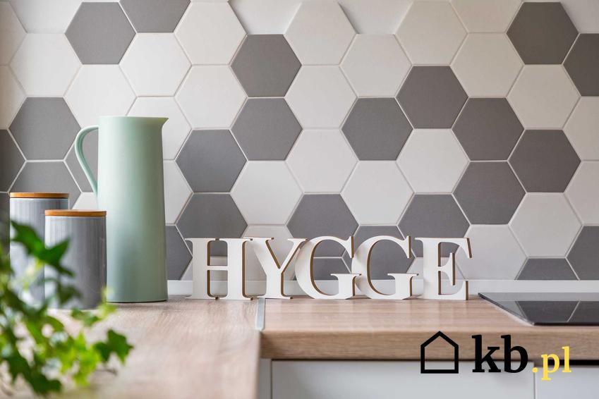 Płytki heksagonalne  na ścianie w kuchni, czyli płytki sześciokątne oraz polecane kafelki sześciokątne