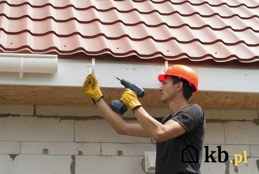 Montaż rynien przez mężczyznę oraz porady, jak montować rynny dachowe czy odprowadzenie wody z rynien