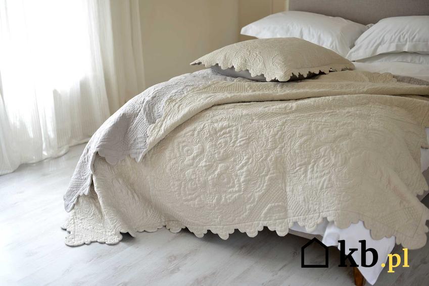 Biała sypialnia oraz kapy na łóżko czy też narzuty na łóżko, czyli polecane nakrycia łóżek i przykrycia do sypialni
