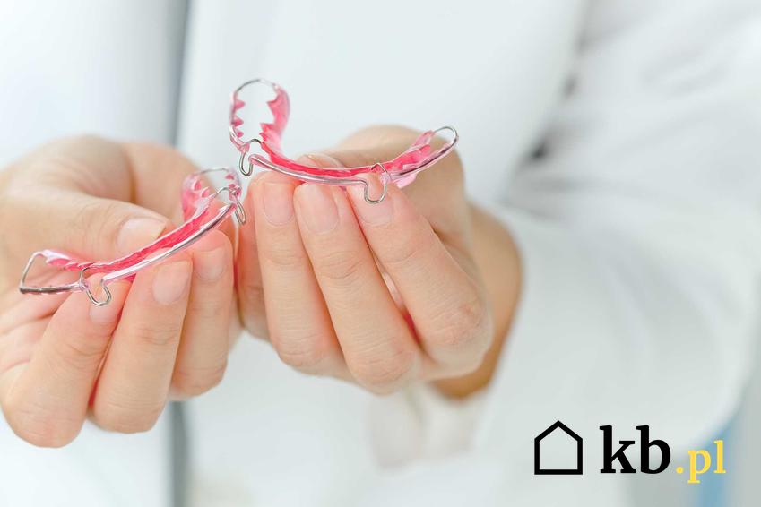 Retainer stały to bardzo często spotykane rozwiązanie proponowane przez ortodontów na początku leczenia