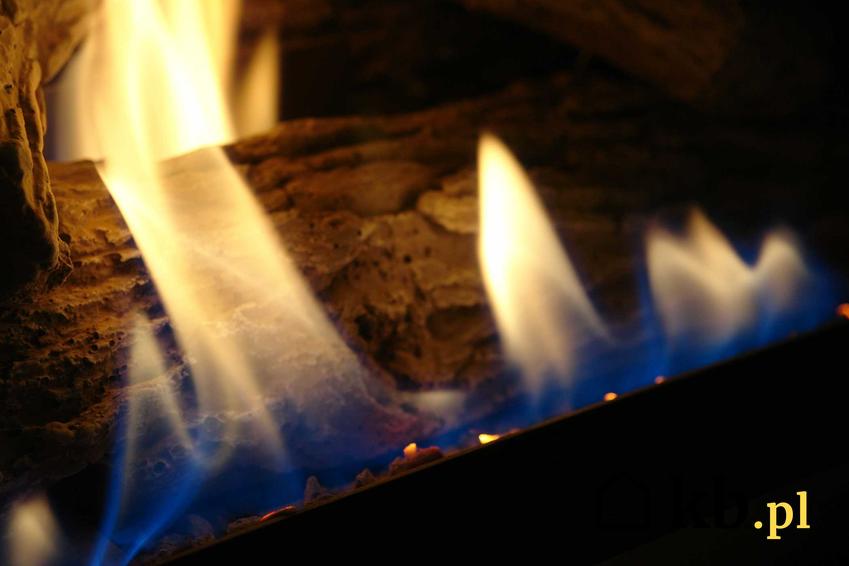 Ogień i drewno w kominku oraz porady, jak rozpalić w kominku, czyli skuteczne rozpalenie kominka prostymi sposobami