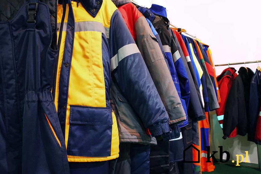 Odzież robocza i ubrania robocze na wieszakach oraz polecane ciuchy robocze i ich rodzaje, producenci i ceny