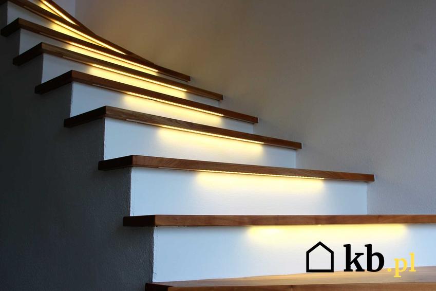 Podświetlane schody, na przykład schody podświetlane ledami i inne sposoby na podświetlenie schodów, najpiękniejsze inspiracje