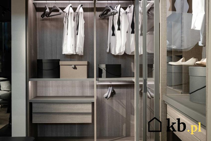 Wnętrze szafy Abra i polecane szafy ubraniowe, na przykład szafy rozsuwane Abra, narożne czy z lustrem