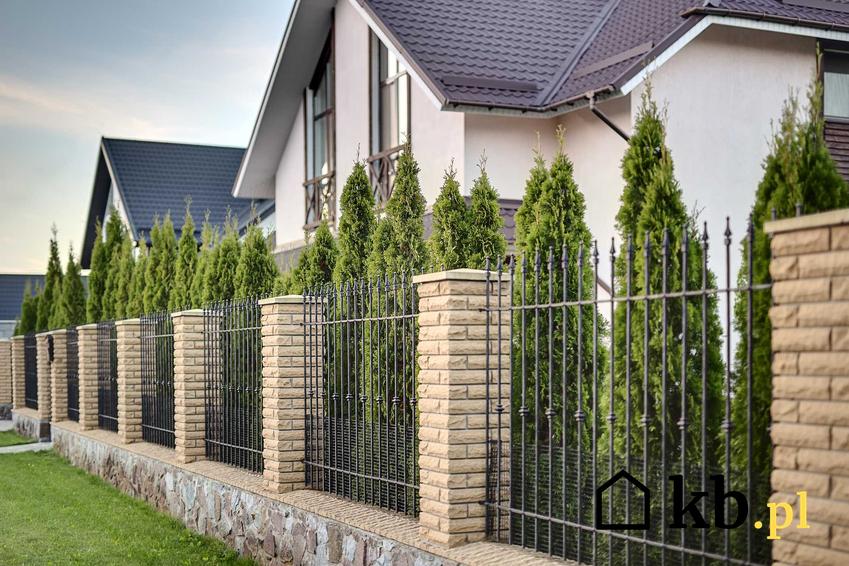 Ogrodzenia frontowe, w tym nowoczesne ogrodzenia metalowe czy ogrodzenia z klinkieru przed dom krok po kroku