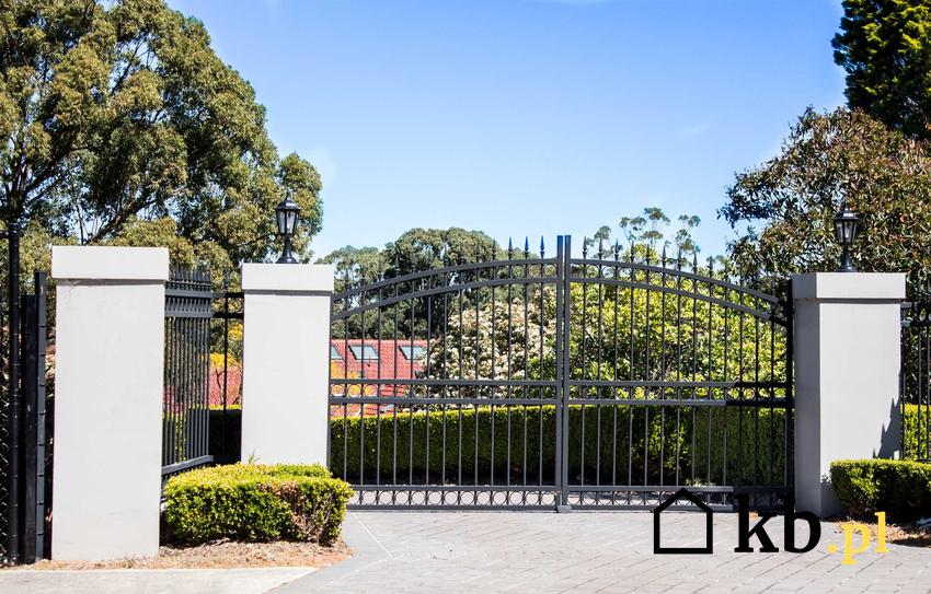 Brama wjazdowa i ogrodzenia frontowe, w tym nowoczesne ogrodzenia metalowe czy ogrodzenia z klinkieru przed dom