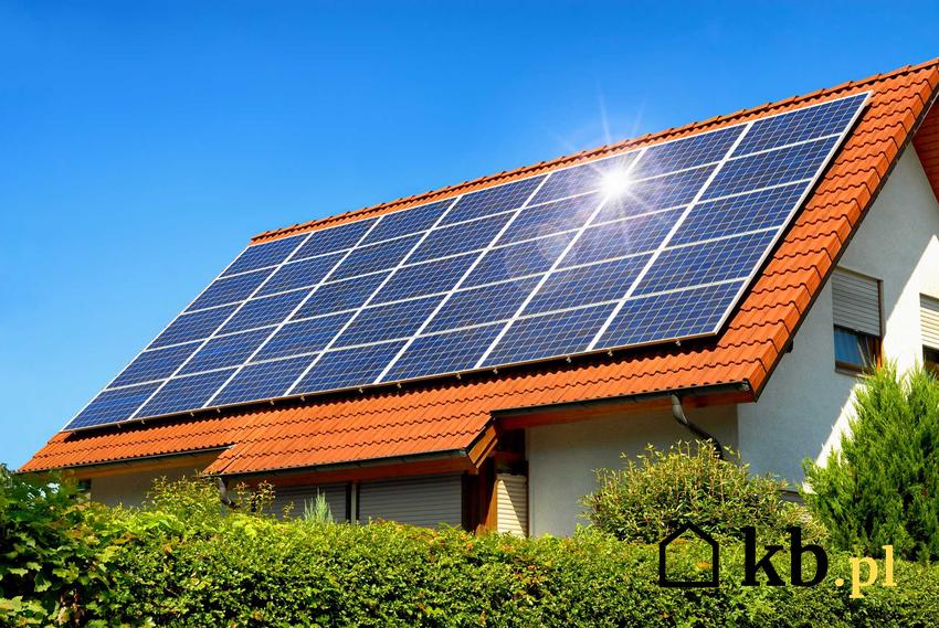 Baterie słoneczne na pomarańczowym dachu domu oraz baterie fotowoltaiczne, a także ceny baterii solarnych na dom jednorodzinny