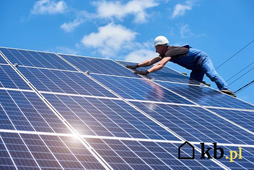 Panele solarne podczas montażu na dachu, a także panele fotowoltaiczne a panele słoneczne, ich ceny i opinie