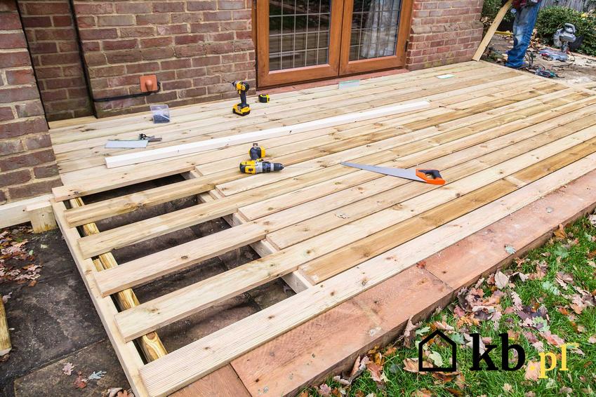 Deski tarasowe podczas budowy tarasu przy domu, a także drewno tarasowe i polecane deski ogrodowe oraz ceny