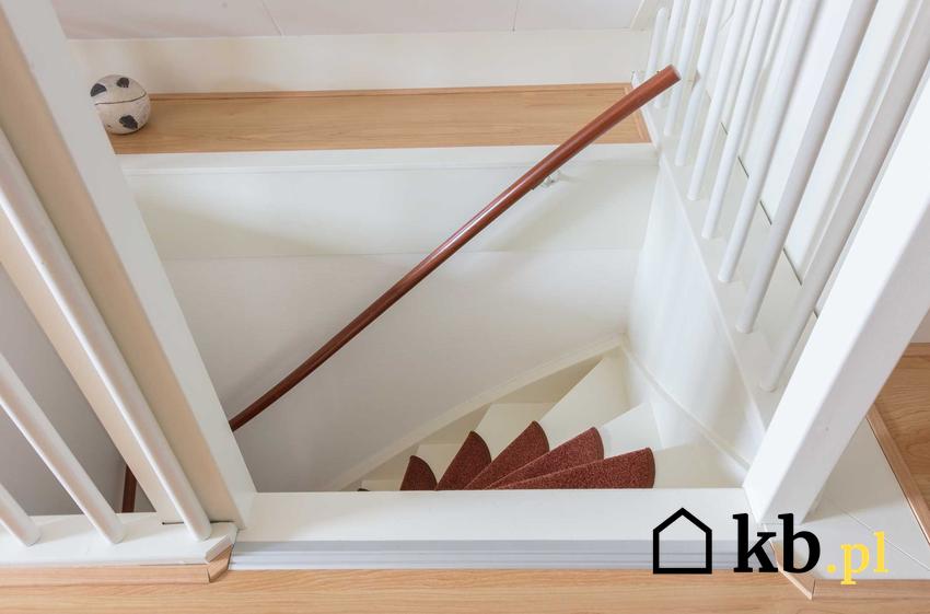 Chodniki na schody, na przykład chodniki dywanowe oraz polecane wzory chodników schodowych i najmodniejsze chodniki krok po kroku