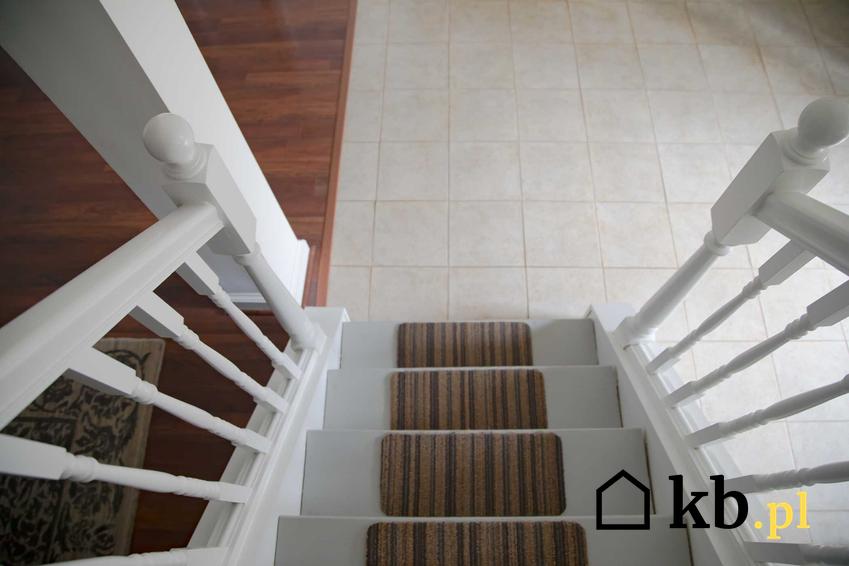 Nakładki na schody i ich rodzaje, a także polecane dywaniki na schody, ich ceny i opinie oraz zastosowanie krok po kroku