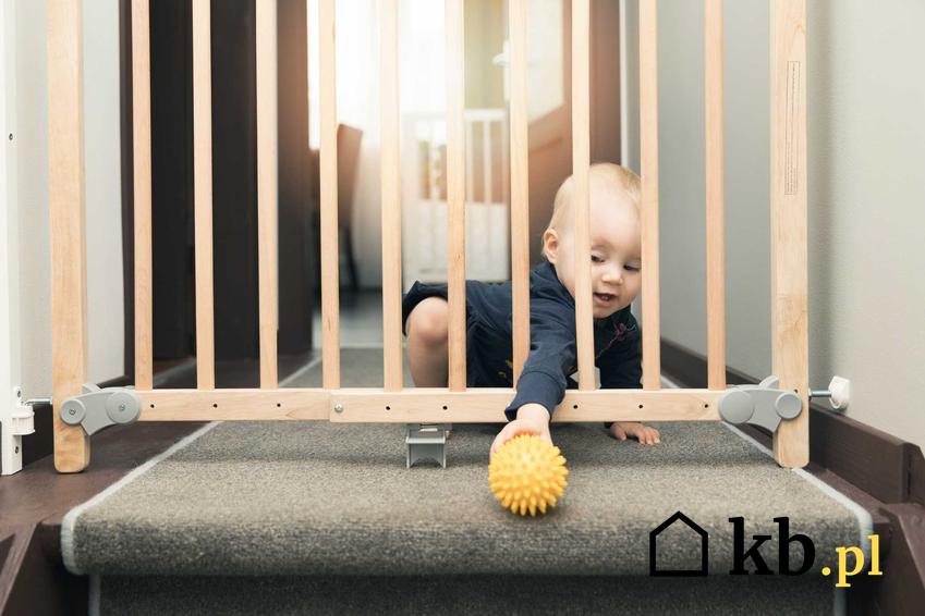 Dziecko i bramka na schody, czyli bramka zabezpieczająca i polecana barierka na schody dla dzieci do domu jednorodzinnego