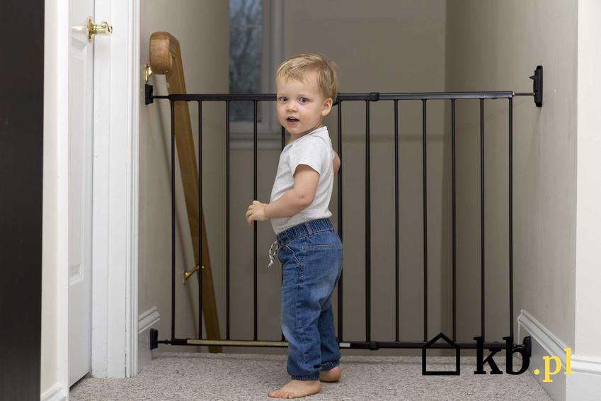 Dziecko i bramka na schody, czyli bramka zabezpieczająca czy barierka zabezpieczająca dzieci przed upadkiem ze schodów