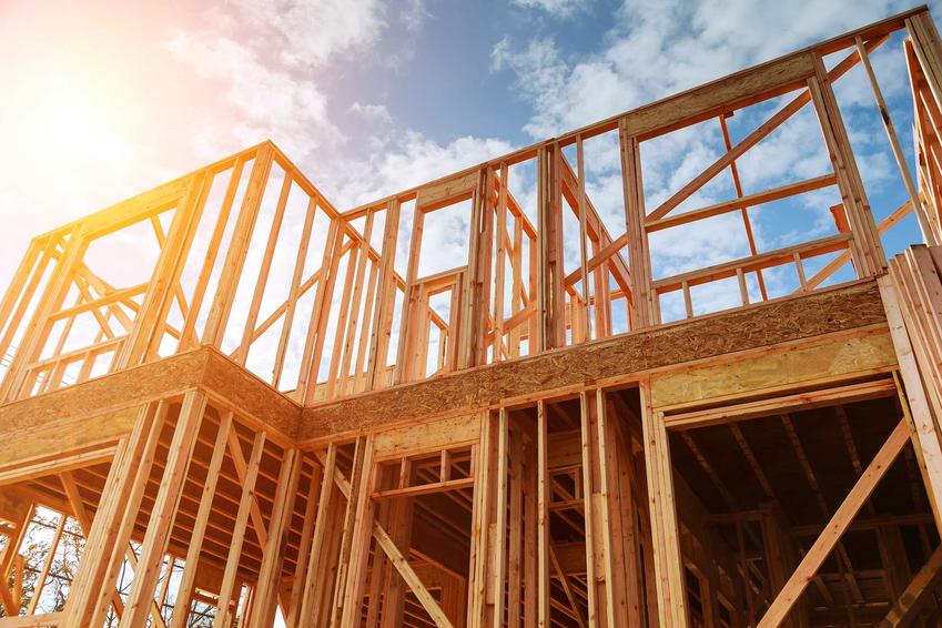 Budowę domu drewnianego zaczyna się od stworzenia drewnianej bryły budynku oraz dachu. Takie rozwiązanie znacznie zmniejsza koszty inwestycyjne, podobnie jak dwuspadowy dach.