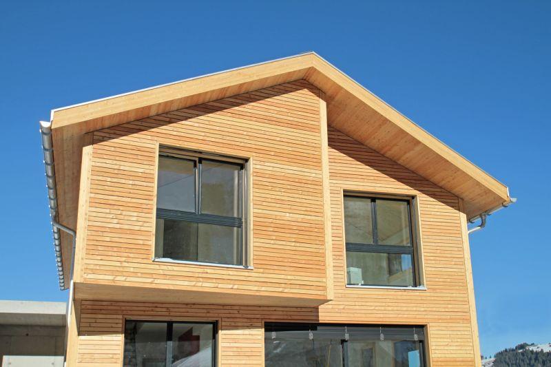 Koszt budowy domu z drewna nie jest wygórowany, warto zastanowić się nad postawieniem takiego budynku na działce.