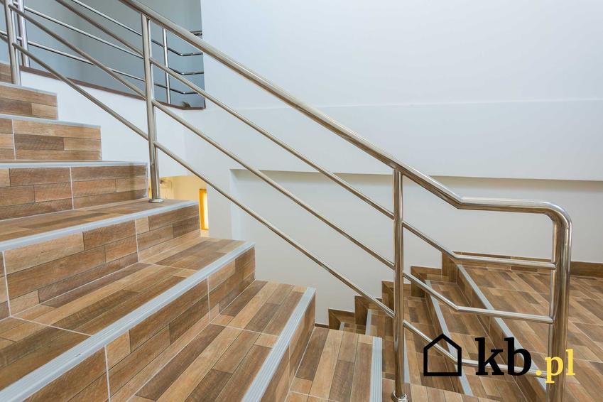 Gres na schody wewnętrzne imitujący drewno oraz cena za płytki na schody, rodzaje gresu, wady i zalety oraz kafle schodowe