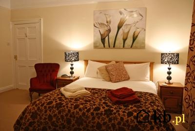 Beżowa sypialnia z brązowymi akcentami w sypialni krok po kroku, czyli biało-beżowa sypialnia i wybór kolorów