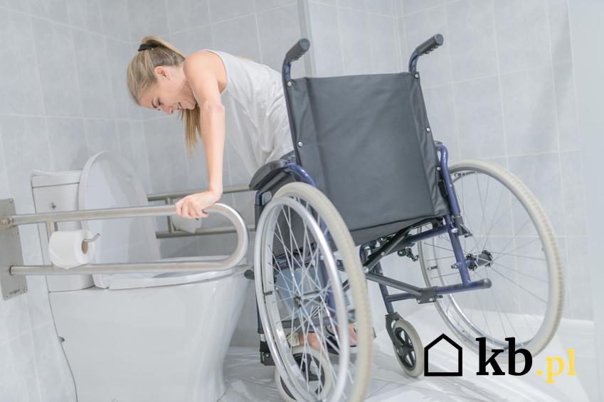 Kobieta na wózku korzystająca z łazienki, a także łazienka dla niepełnosprawnych i jej projekt