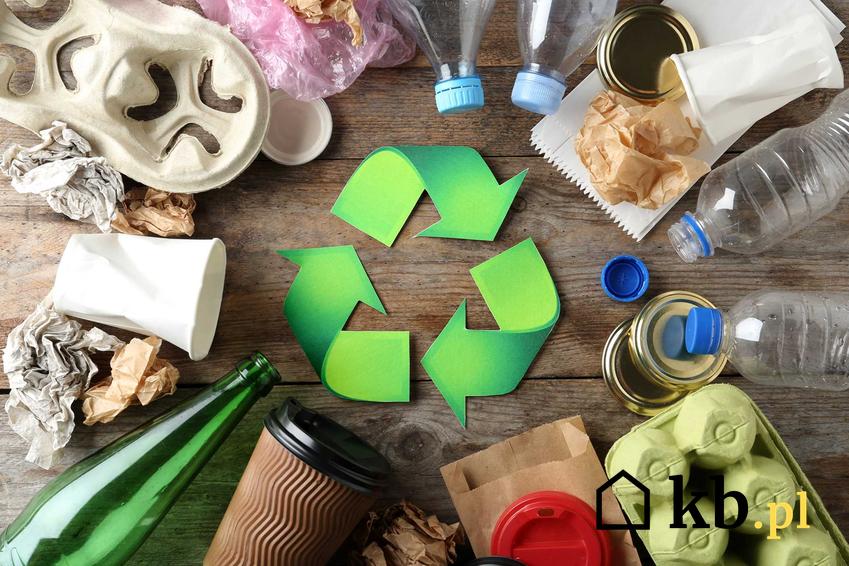 Plastikowe i papierowe recyklingowe przedmioty, a także domy z recyklingu krok po kroku, jak zrobić dom z recyklingu