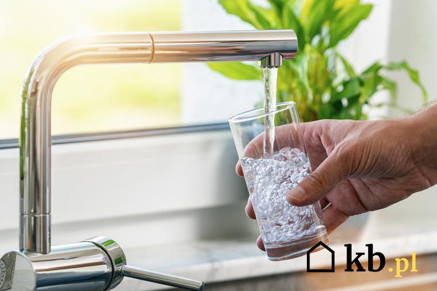 Woda nalewana do szklanki z kranu, a także polecany uzdatniacz wody pitnej