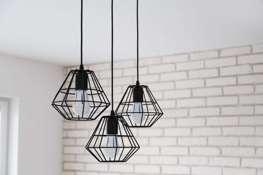 Lampy wiszące - szklane, drewniane, metalowe czy abażurowe?