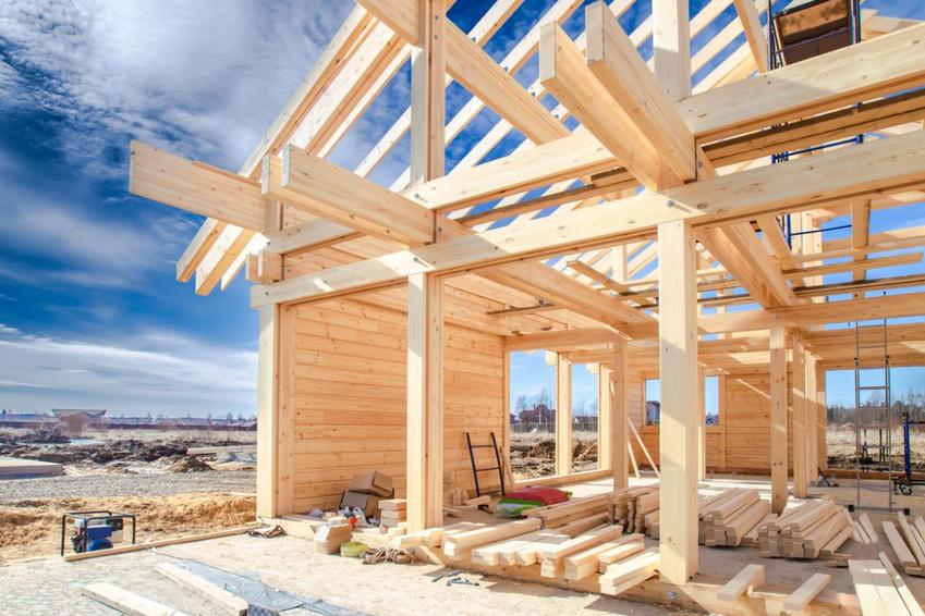 Jakie są zalety budowy domów drewnianych?