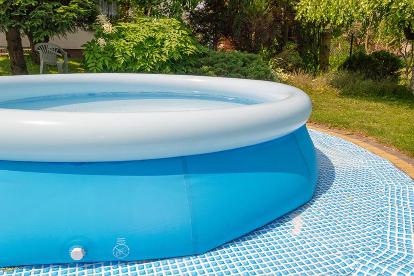 Dziurawy basen - jak szybko i tanio naprawić domową strefę relaksu?