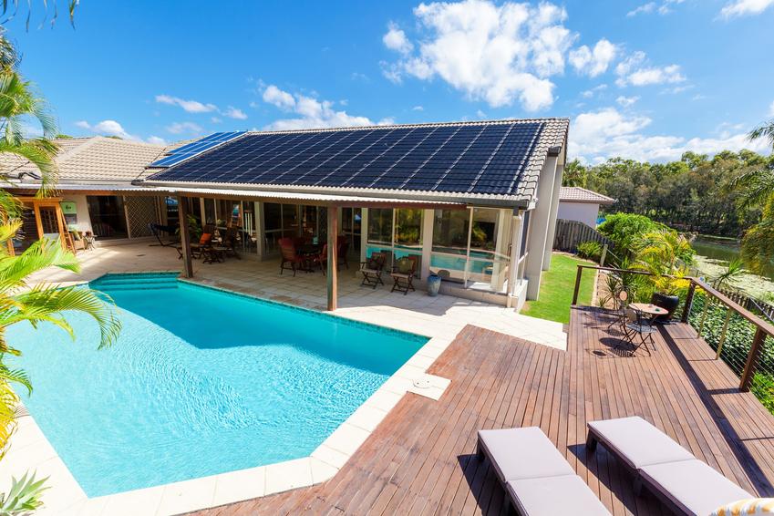 Dom z solarami i basen w ogrodzie, a także solar do basenu i basenowe solary słoneczne