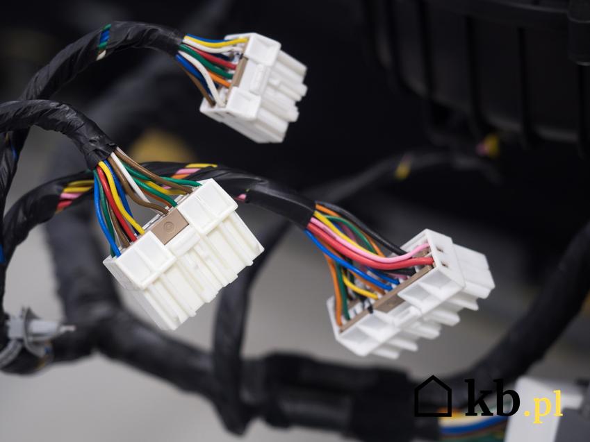 Złączki elektryczne do kabli na ciemnym tle oraz złącze elektryczne do przewodów elektrycznych i ich rodzaje