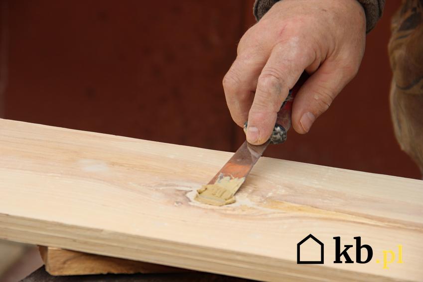 Naprawianie drewna przy użyciu kitu, a także kit do drewna, cena i rodzaje