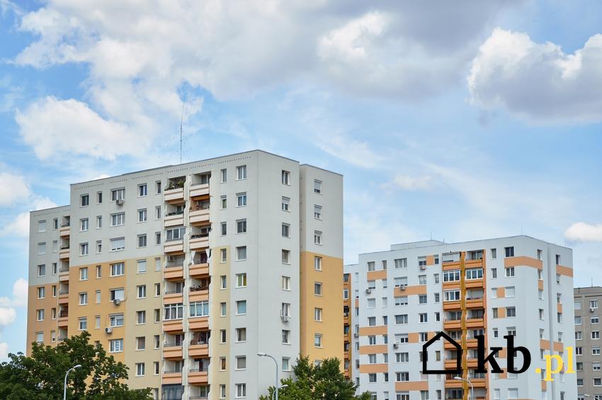 Blok mieszkalny na tle nieba, a także wspólnota mieszkaniowa, ustawa o wspólnotach mieszkaniowych