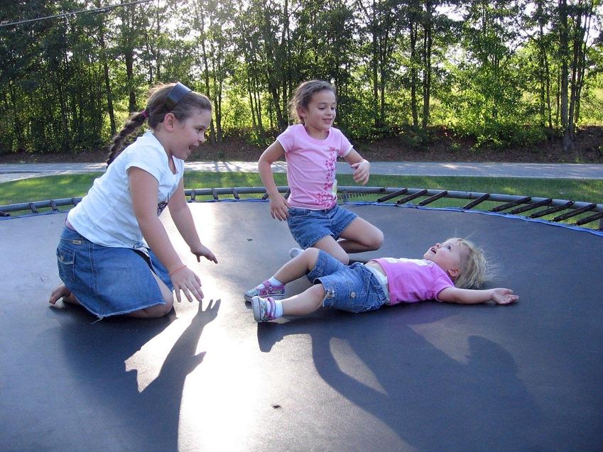 Czy trampolina dla dzieci jest bezpieczna? Poznaj wady i zalety trampoliny dla dzieci