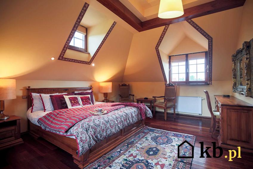 Sypialnia w stylu kolonialnym z dużą ilością drewna, a także przykładowe aranżacje, wskazówki oraz opis