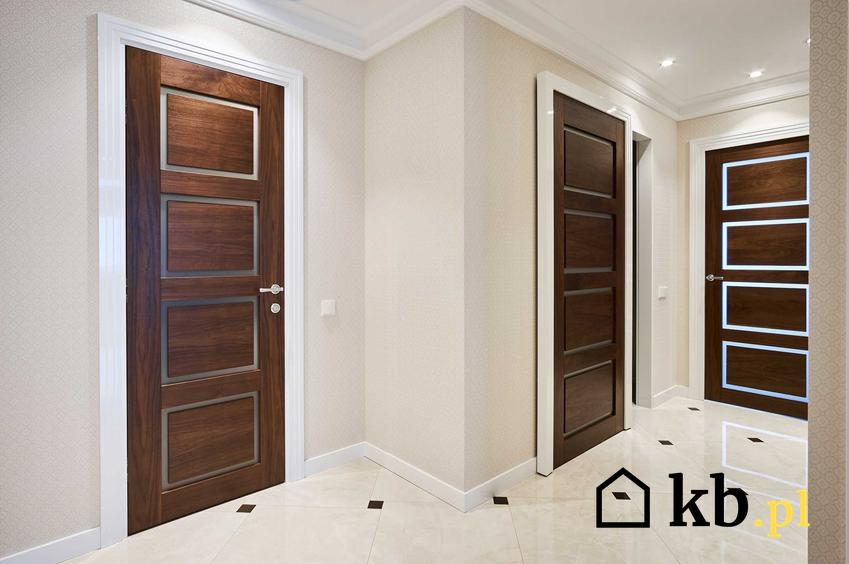 Trzy pary drzwi wewnętrznych drewnianych na korytarzu, a także rodzaje, ceny, opinie użytkowników oraz montaż drzwi wewnętrznych
