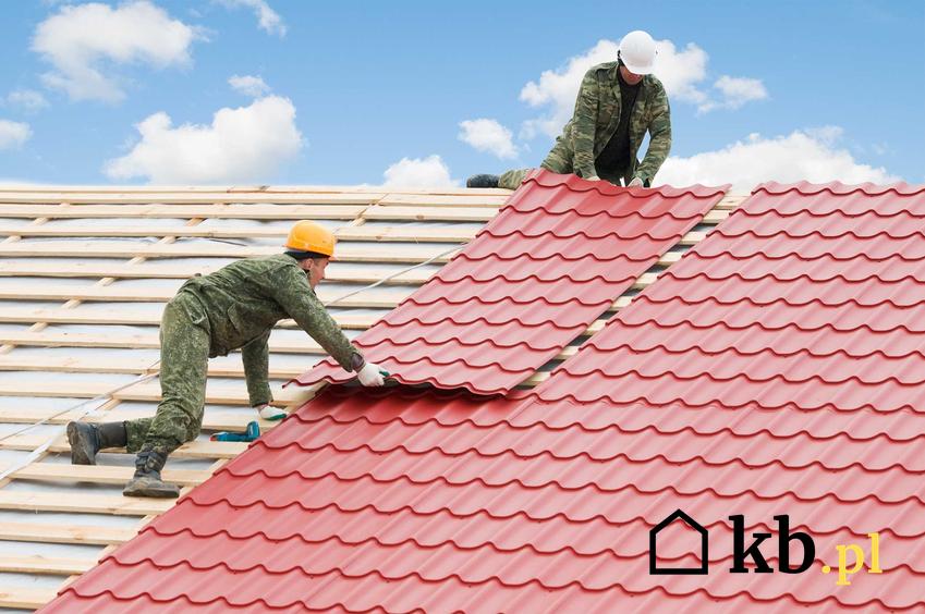 Mężczyźni kładący blachę dachową na dach na domu jednorodzinnym, a także rodzaje blachy, ceny, porady i kolory