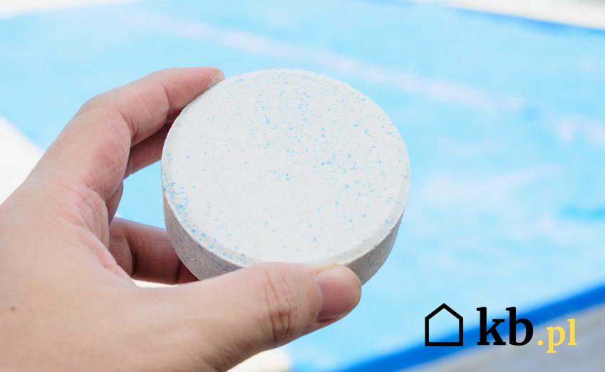 Wkładanie tabletki z chlorem do wody w basenie, a także chlor do basenu krok po kroku, producenci, zastosowanie, skuteczność działania